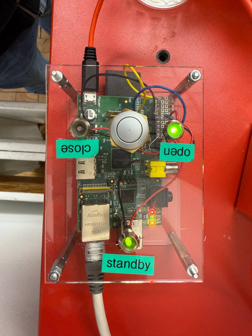 Bild zeigt einen Raspberry Pi mit 2 grünen und 1 roten Led. Die Led's sind beschriftet mit open, close und standby. Die Led open und standbay leuchten grün